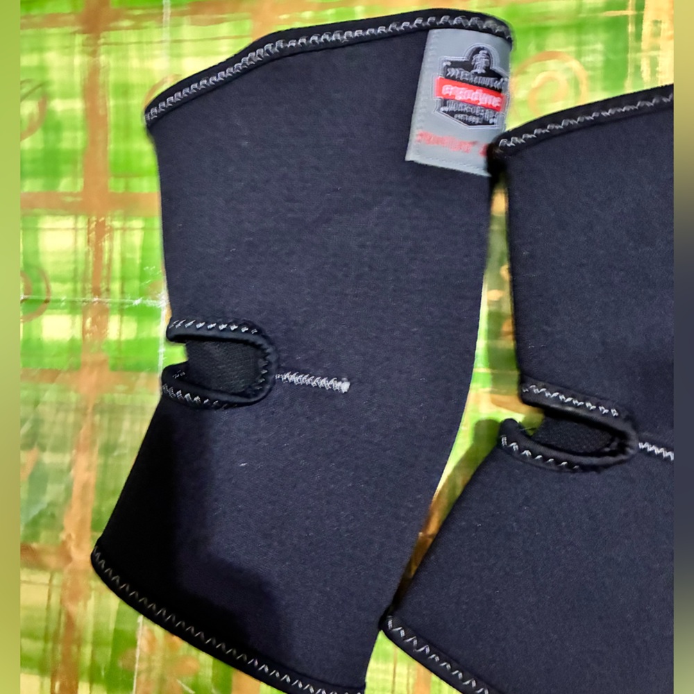 Tenacious Ergodyne  men’s work pair of knee braces